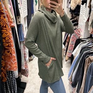 Mid thigh-length sweater WITH POCKETS!